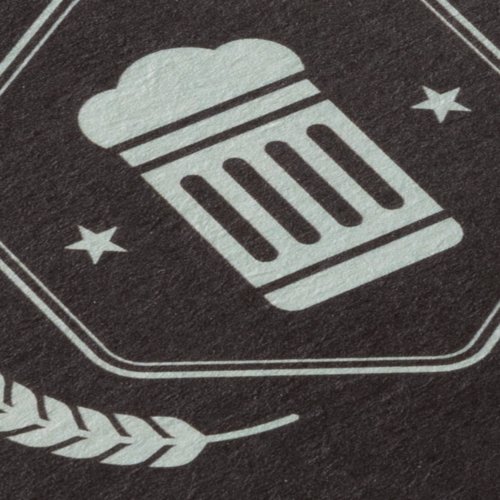 Quadratischer Bierdeckel aus Pappe.