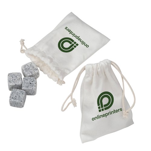 Graue Eiswürfelsteine aus Stein mit einem Stoffbeutel mit Kordelzug.